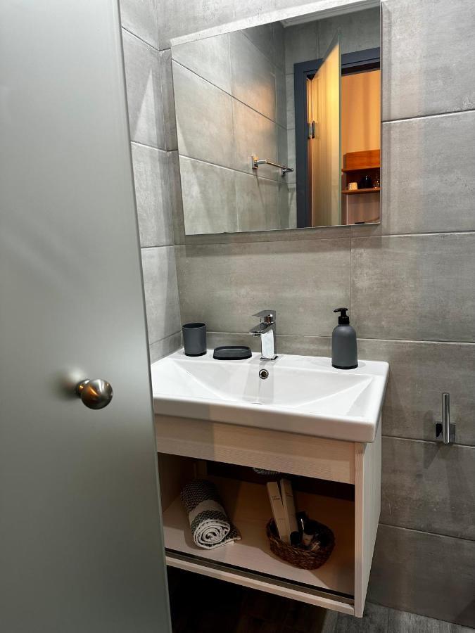 Thea Comfy Living Aparthotel Vrasná Екстериор снимка