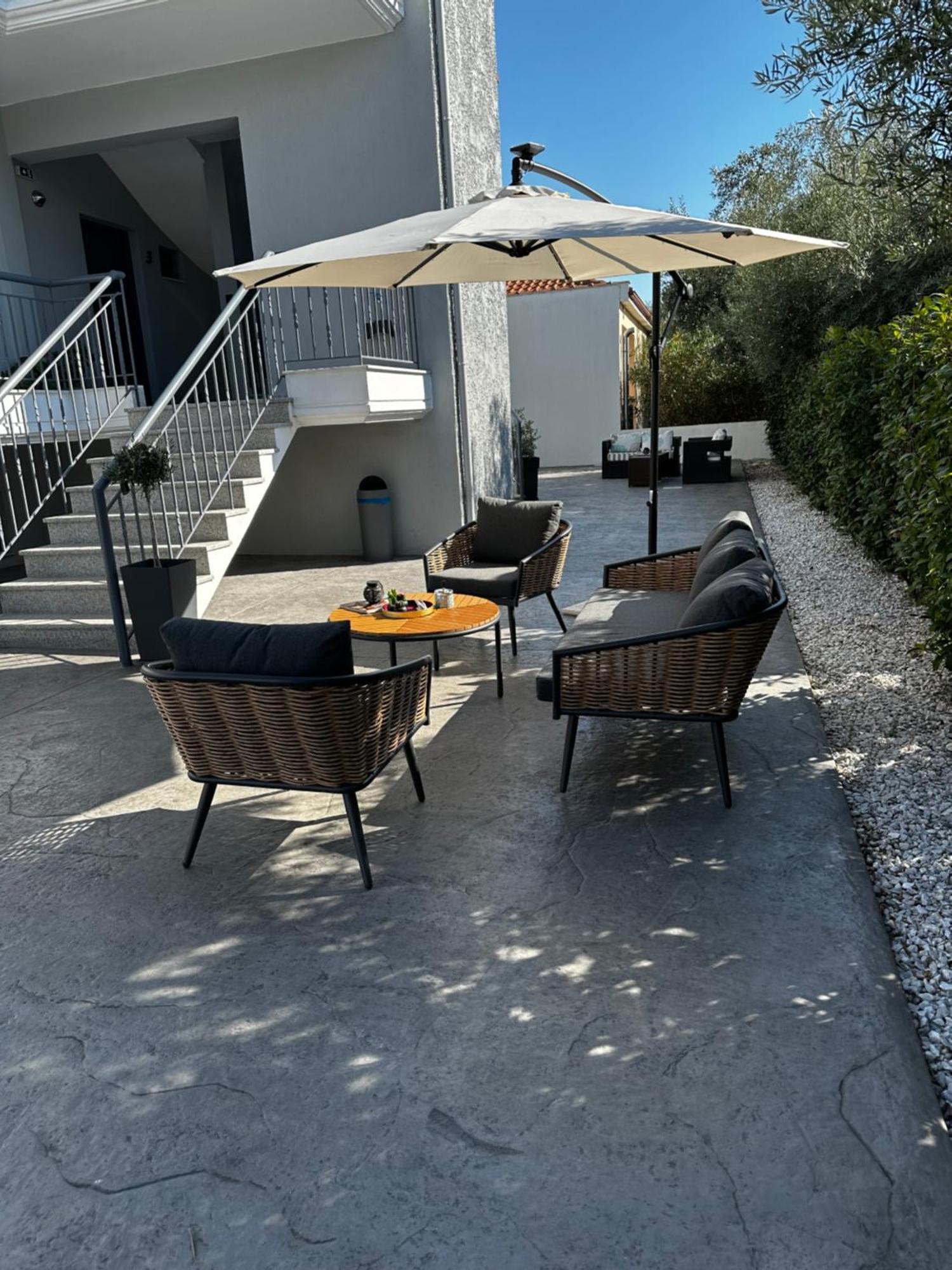 Thea Comfy Living Aparthotel Vrasná Екстериор снимка